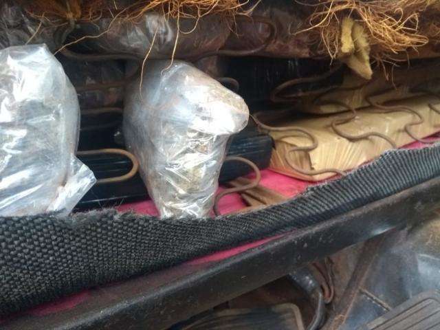 Homem de 35 anos &eacute; preso pelo DOF com cem quilos de maconha em Fusca