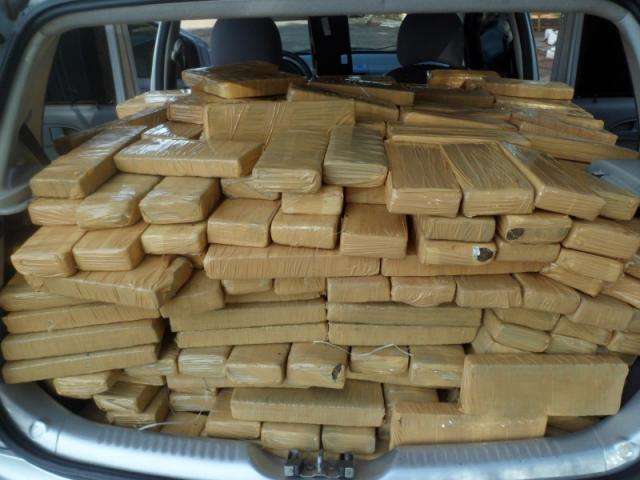 Motorista abandona carro com quase uma tonelada de maconha na fronteira