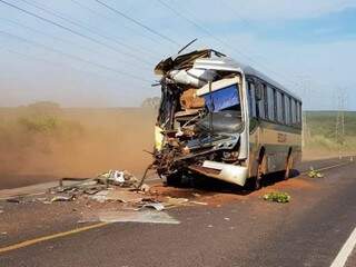 Ônibus escolar com a frente destruída após acidente com carreta nesta manhã (Foto: Arapuá MS)