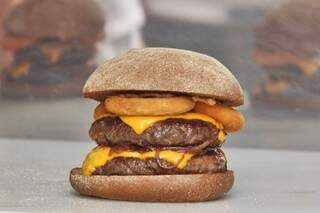 O hambúrguer é feito com 360g que dão água na boca. (Foto: Alan Nantes) 