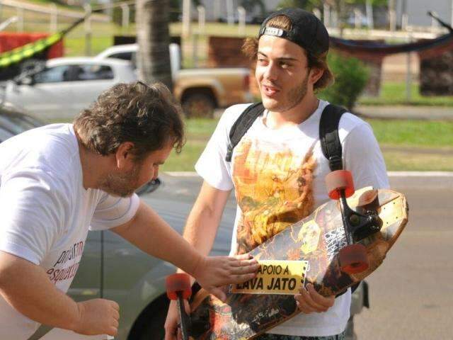 Contra pedido de pris&atilde;o e em apoio a Lava Jato, manifestantes fazem buzina&ccedil;o