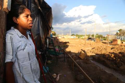 Com mutirão, transferidos de favela começam a ganhar casa nova