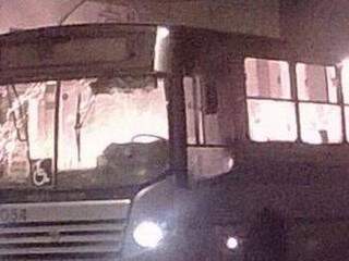 Após comparsas serem presos, dez bandidos atearam fogo no ônibus. (Foto: Repórter News)