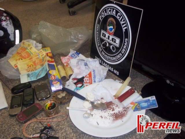  Jovens s&atilde;o flagrados preparando droga dentro de casa em Tr&ecirc;s Lagoas