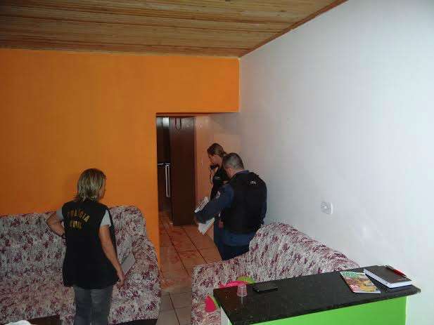 Pedreiro mata esposa de 20 anos com 11 golpes de faca na frente da filha 