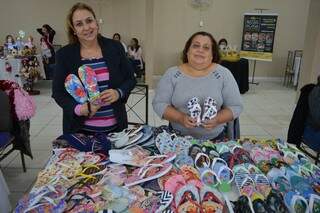 Amigas de infância vendem chinelos personalizados no bazar. (Foto: Willian Leite)
