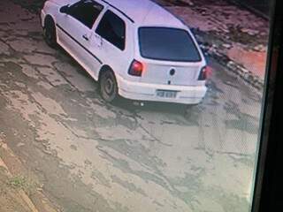 Carro furtado que era usado em outros roubos, segundo a polícia (Foto: Reprodução)