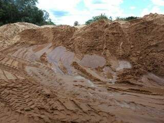 Areia extraída era levada até um depósito à margem do curso d’água (Foto: Divulgação/ PMA)