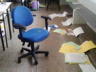 Invasores deixaram bagunça em sala com vários documentos espalhados (Foto: TL Notícias)