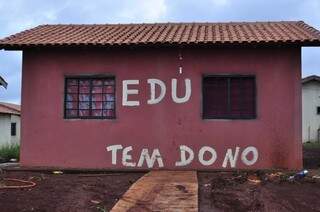 Algumas famílias que invadiram casas inacabadas escreveram na parede o nome do novo “proprietário” (Foto: Eliel Oliveira)