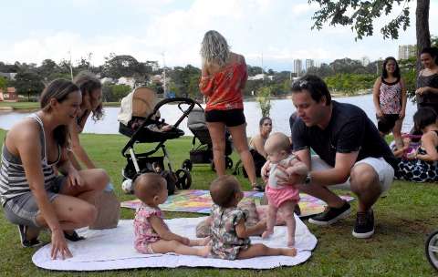 Com seios coloridos, mães e bebês passam a tarde no parque com "Peito de Páscoa"