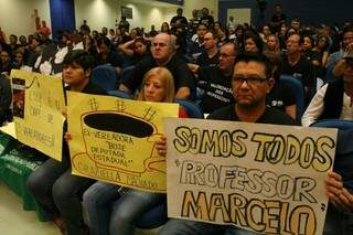 Vestidos de preto e com cartazes, professores protestam na Câmara (Foto: Marcos Ermínio)