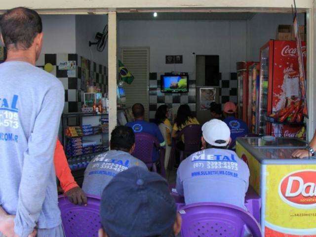 Paciente vai antes da consulta para ver jogo em frente ao hospital