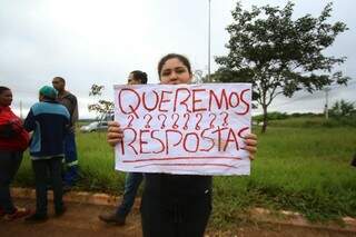 Manifestantes querem resposta da prefeitura sobre ordem de despejo. (Foto: André Bittar)