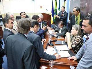 Juarez Oliveira (1º à direita) e outros vereadores durante sessão da Câmara de Dourados (Foto: Arquivo)