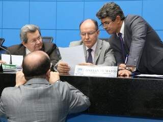 Deputados Onevan de Matos (PSDB), Junior Mochi (MDB), Rinaldo Modesto (PSDB) e José Carlos Barbosa (DEM), durante sessão (Foto: Victor Chileno/ALMS)