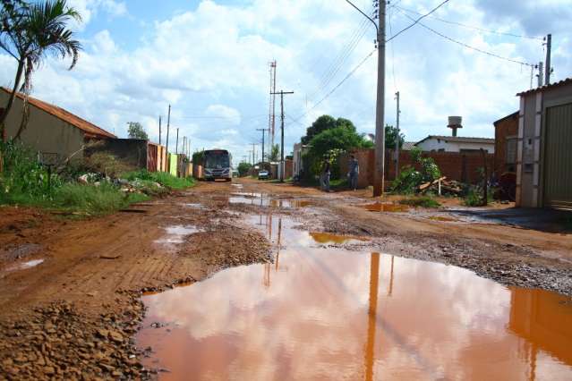 Bosque Santa Monica sofre com ruas esburacadas por onde passam &ocirc;nibus