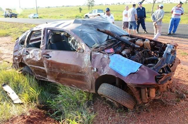 Homem perde controle do ve&iacute;culo, sofre capotagem e morre na MS-274