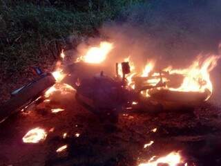 Motocicleta foi destruída pelo fogo (Foto: Direto das Ruas) 