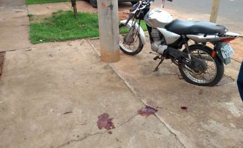 Homem é arremessado de motocicleta, bate em poste e morre