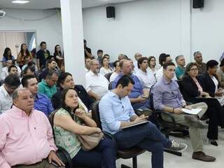 Empresários e vereadores reunidos na Câmara Municipal durante audiência. (Foto: Henrique Kawaminami).