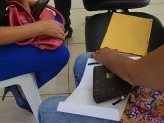 Reunidas hoje no Senalba, as mães denunciantes não se identificam por medo de represálias. (Foto: Chloé Pinheiro)