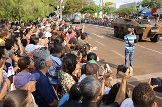 Douradenses ocupam laterais da Avenida Marcelino Pires para acompanhar desfile da Independência (Foto: Eliel Oliveira)