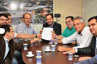 Documento foi entregue aos vereadores na Câmara Municipal da cidade. (Foto: Divulgação)