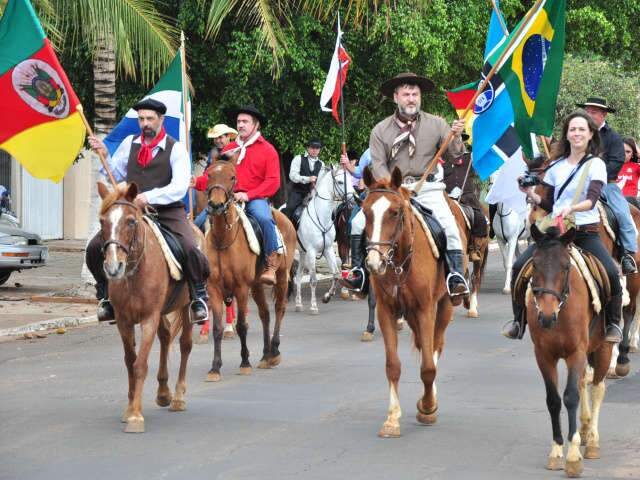  Em comemora&ccedil;&atilde;o &agrave; semana Farroupilha, grupo faz cavalgada solid&aacute;ria