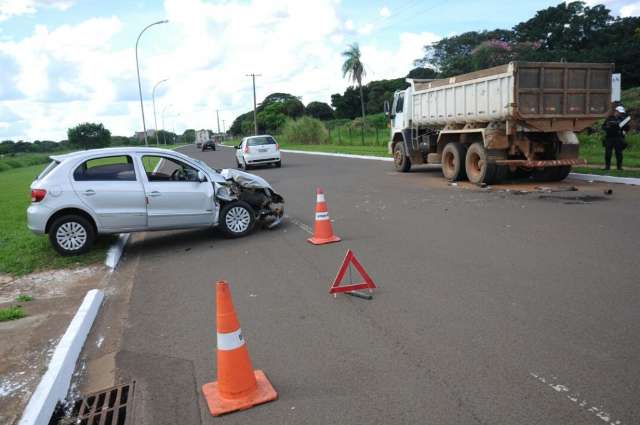 Motorista bate em traseira de caminh&atilde;o parado e acidente deixa 2 feridos