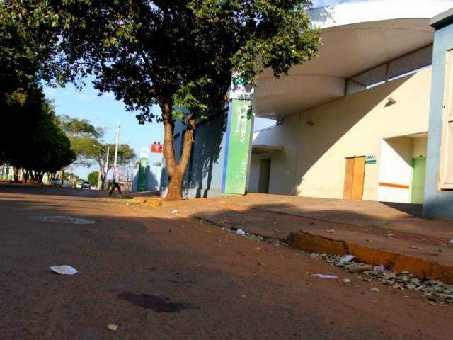 Homem morre depois de ser encontrado baleado em frente &agrave; UPA 