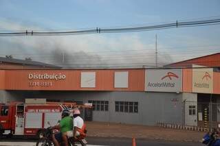 Fumaça preta sai pelo telhado da empresa. (Foto: Simão Nogueira)