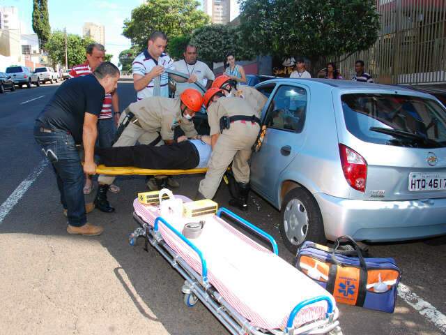  Motorista passa mal, bate em carro estacionado e quase atropela mulher