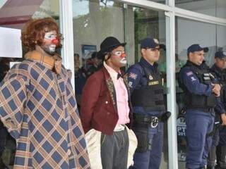 Palhaços e guardas municipais na porta do Paço, durante manifestação pela reabertura, em outubro.