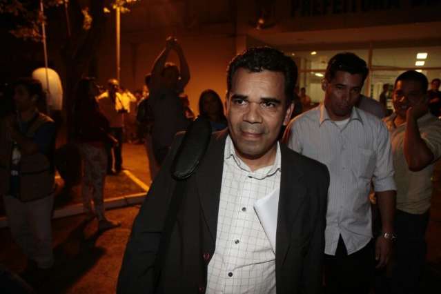 Secret&aacute;rio de Olarte vai &agrave; prefeitura, &eacute; hostilizado e impedido de entrar