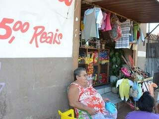 Célia Regina Jabra, 75 anos, abriu um brechó, pois com o que ganha não conseguia pagar as contas básicas. (Foto: Vanessa Tamires)