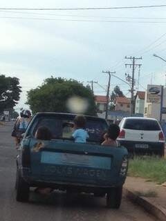 Três crianças eram transportadas no compartimento de carga de uma Pampa.(Foto:Direto das Ruas)