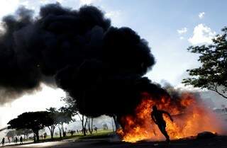 Brasília em guerra, incêndios, bombas de efeito moral, spray de pimenta e gás lacrimogêneo (Foto: Ueslei Marcelino)