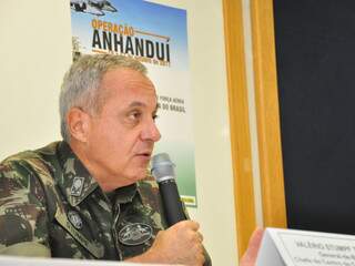 Chefe de operações do CMO fala da operação em entrevista nesta segunda em Campo Grande. (Foto: João Garrigó)