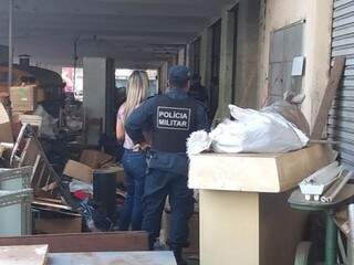 Policial Militar acompanha despejo de lojista na Antiga Rodoviária de Campo Grande. 