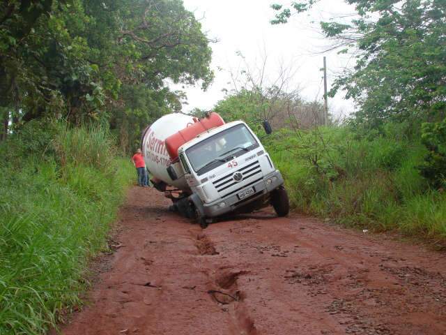  Caminh&atilde;o fica atolado na estrada de acesso ao Aeroporto Santa Maria