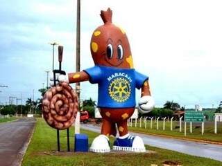 Mascote da Festa da Linguiça, posicionado em uma das entradas de Maracaju; recursos federais destinados à prefeitura para bancar festa são alvo de investigação do MPF. (Foto: Hosana de Lourdes/Arquivo)