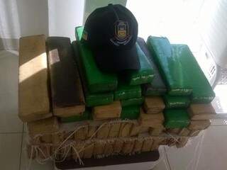 Tabletes de maconha caem de camionete e ficam espalhados em rua Tabletes de maconha caem de camionete e ficam espalhados em rua