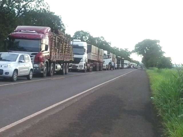 Sem-terra libera rodovias bloqueadas em protesto contra despejo de usina