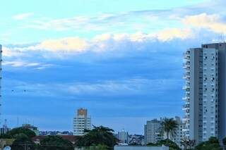 Manhã com tempo parcialmente nublado em Campo Grande e mínima de 22ºC. (Foto: André Bittar)