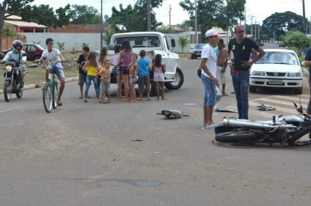 Colis&atilde;o entre moto e caminhonete deixa pintor gravemente ferido