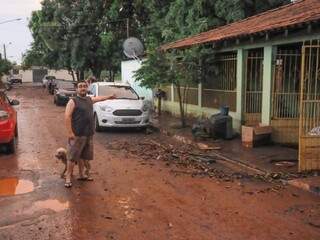 Leoando, morador da rua que ficou cheia de barro após água do córrego baixar (Foto: Paulo Francis) 