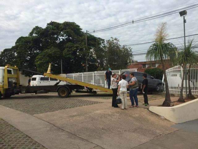 Carro fica pendurado no muro depois de destruir grade de igreja