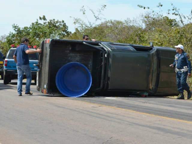  Ap&oacute;s motorista perder o controle, camionete tomba e dois ficam feridos 