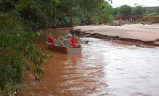 Militares em bote fazem buscas no rio Anhanduí. (Foto: Simão Nogueira)